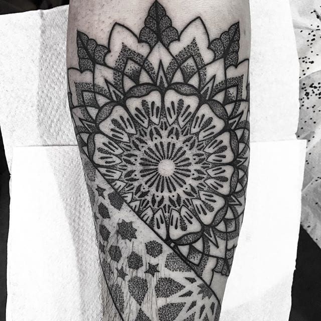 Tác phẩm dotwork mandala đối xứng trên cẳng chân