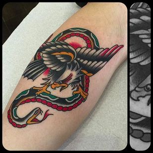 Águila de la vieja escuela vs.  tatuaje de serpiente.  Trabajo espectacular de Nick Mayes.  #NickMayes #NorthSeaTattoo #traditionaltattoo #classic tattoos # Eagle #snake