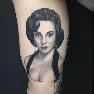 Queen Liz looking stunning as always in this tattoo by Matt Roe #hollywood #cinema #moviestars #blackandgrey #portrait #mattroe #elizabethtaylor