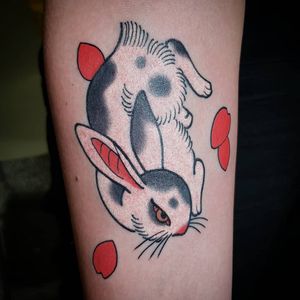 Bunny bb tattoo by Raphael Tiraf #RaphaelTiraf #cutetattoos #color #Japanese #bunny #rabbit #animal #petals #floral #nature