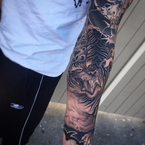 Japanese sleeve by Bill Canales #BillCanales #blackandgrey #Japanese #tiger #dragon #animal #junglecat #waves #tattoooftheday