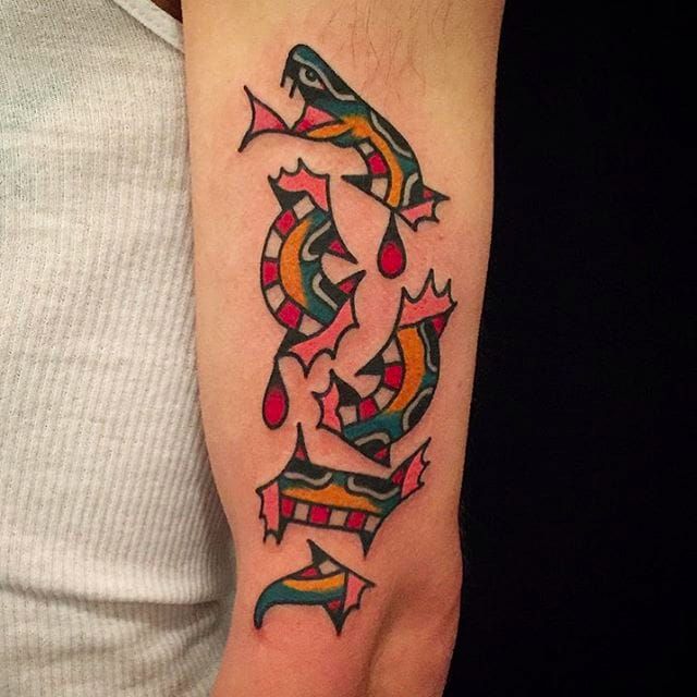 Tatuaje de serpiente Rad hecho por Mark Cross.  #MarkCross #rosetattooNYC #TraditionalTattoo #FedTattoos #slange
