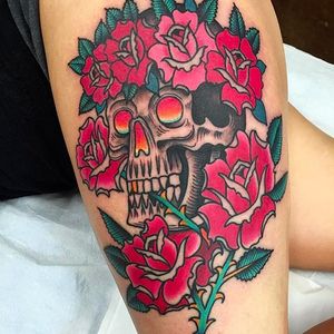 Rad skull with roses and thorns, amazing tattoo work by Paul Nycz. #PaulNycz #traditional #neotraditionaltattoo #coloredtattoo #roses #skull