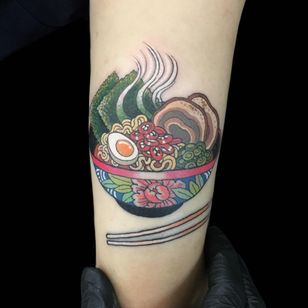Tatuaje de Wendy Pham #WendyPham #TaikoGallery #WenRamen #neutraditional #color #Japanese #mashup #soup #frame #noodles #foodtattoo #displays #nori #pion #meat #eegs #leaves #naturaleza #c dish