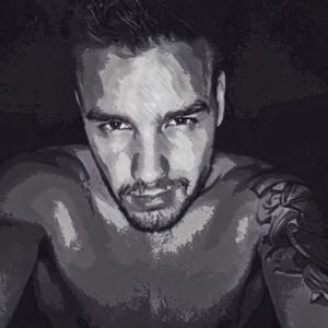 Liam Payne showing his new shoulder tattoo. #LiamPayne #OneDirection #1D #Singers