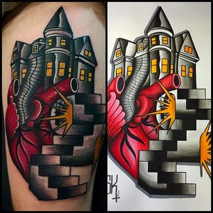 Composición de tatuaje súper genial y trabajo sólido de Shane Klos.  #shaneklos #neotradicional #ilustrativo #revolutionsinkstudio #hjerte #hus #hjem erhjertet