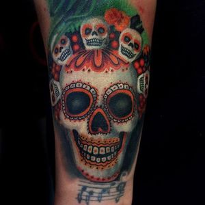 A delightful sugar skull tattoo by Jamie Schene. Via Instagram jamie_schene #dayofthedead #jamieschene #diadelosmuertos #sugarskull #halloween #skull
