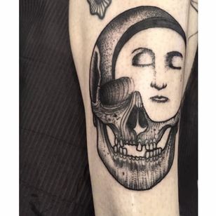 Tatuaje de calavera surrealista por Abes #Abes #blackwork #surrealistic #skull