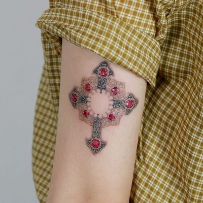 Jewel tattoo by Tattooist Doy #TattooistDoy #jeweltattoos #color #realism #realistic #hyperrealism #cross #medieval #filigree #jewel #crystal #gem #red #royal #watercolor #tattoooftheday