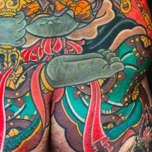 Una imagen detallada de uno de los increíbles tatuajes de David Ramirez.  Parte inferior de un tatuaje en la espalda de Fudo.  ¡Debe haber dolido!  #DavidRamirez #detalles #Tatuaje japonés #Japonés #Estilo japonés