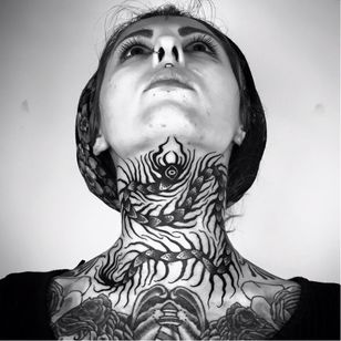 Tatuaje de milpiés audaz por Matteo Al Denti #MatteoAlDenti #blackwork #insect #thousandbones