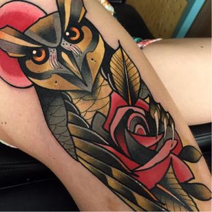 Hermoso tatuaje de búho por Leah Tattoos #LeahTattoos #neotradicional #oys #rose