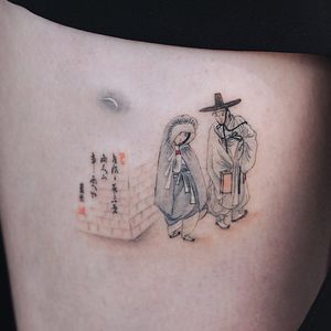 The lovers under the moon. Painting by Shin Yun-bok. Tattoo by Saegeemtattoo #Saegeemtattoo #besttattoos #color #watercolor #painterly #Korean #text #moon #script #figures #lovers #couple #love