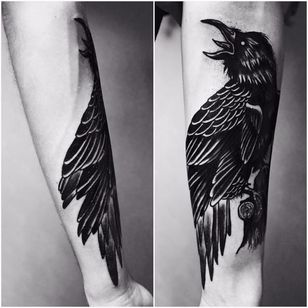 Tatuaje de cuervo por Vladimir Pride #raven #bird #blackwork #blackink #blackworkartist #darkart #blackworkartist #VladimirPride