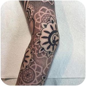 @gemmapariente #tattoodo #blackwork #geometric #dotwork #pointillism #mandala #gemmapariente