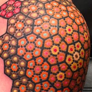 Detail shot of a knee tattoo by Tomas Garcia. #tomasgarcia #dotwork #dots #kneetattoo