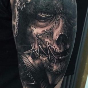 Tatuaje macabro audaz con detalles locos.  Tatuaje de Florian Karg #blackandgrey #realism #hyperrealism #FlorianKarg #darkart #kranier #visciouscircletattoo #germantattooers #horror