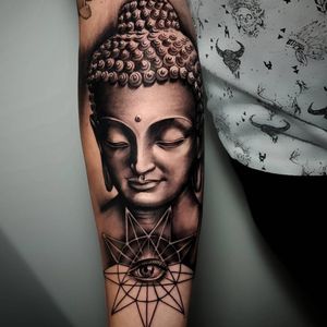 A pristine black and grey Buddha by Poly Tayyip (IG—poly_tattoo). #blackandgrey #Buddha #PolyTayyip