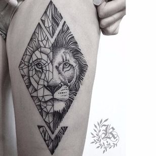 Tatuaje de león por Kristina Darmaeva #KristinaDarmaeva #blackwork #lion