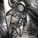 Astronaut Chaotic Blackwork Tattoo by Frank Carrilho @FrankCarrilho #FrankCarrilhoTattoo #FrankCarrilho #Chaotic #Black #Blackwork #Astronaut