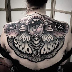 Tatuaje en la espalda de Vale Lovette #ValeLovette #black gray #about #jewell #bead #beads #wings #flowers #butterflywings #backpiece # Buddhist #symbol #pattern #ornamental