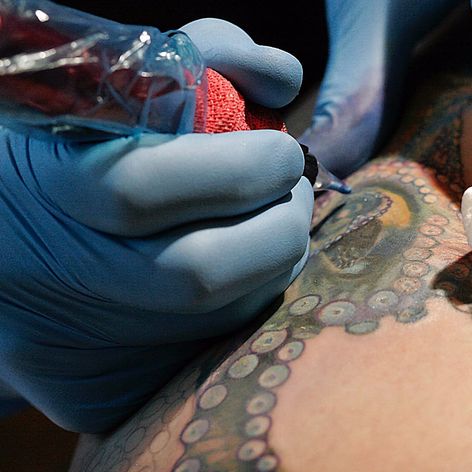 Pulpo en proceso por Sean McCready.  (IG - seanmccready) #SESIONES #SeanMcCready #Hawaii #realistictattoo #tattoolicious #octopus