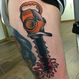 Chainsaw Tattoo by Nick Baldwin. Chainsaw tattoos can get pretty bloody! #Chainsaw #ChainsawTattoo #ChainsawTattoos #CoolTattoos #TraditonalTattoo #GapFiller #NickBaldwin
