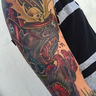 Tatuaje de gorila samurái por Pommie Paul