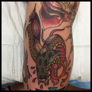 Tatuaje de serpiente por James Cumberland #serpiente #serpiente neotradicional #neotradicional #artistaneotradicional #tradicional #JamesCumberland