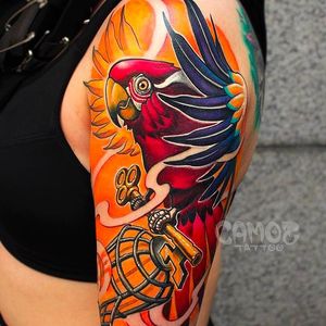 Rad parrot tattoo holding a key. Amazing work by Camoz. #camoz #coloredtattoo #parrot #key