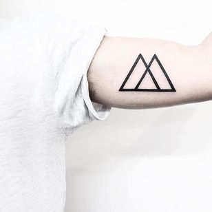 Triángulos de brazos.  (a través de IG - malwina8) #MalvinaMariaWisniewska #minimalistisk #blackwork #triangle
