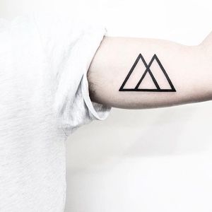 Arm triangles. (via IG - malwina8) #MalvinaMariaWisniewska #minimalist #blackwork #triangle