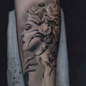 A Moment in time by Darwin Enriquez #darwinenriquez #realism #realistic #lady #portrait #blackandgrey #flowers #roses #hand #leaves #nature #tattoooftheday