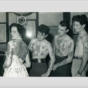 Several members of the Bristol Tattoo Club checking out Pam Nash's back-piece. #BristolTattooClub #England #LesSkuse #PamNash #tattoohistory #tattoopioneer