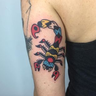 Increíble tatuaje de escorpión tradicional por Damn Zippy #color #fat #traditional #scorpion #damnzippy