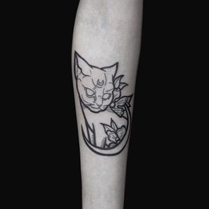 Cat tattoo by Helen Hitori #SailorMoon #blackwork #cat #moon #HelenHitori