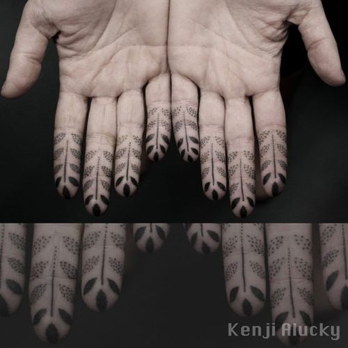 Fingertips lined with minute floral blackwork by Kenji Alucky (IG—kenji_alucky). #blackwork #fingers #floral #microtattoo #minimalism #ornamental