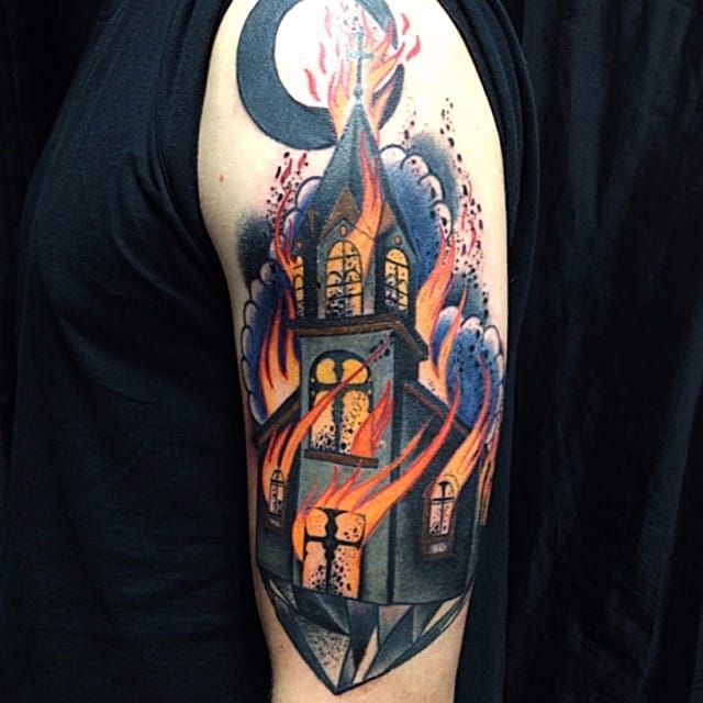 Tatuaje de la iglesia en llamas por Luca Degenerate