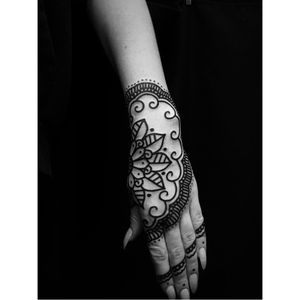 Elegant hand tattoo by Twix #Twix #mehndi #ornamental #blackwork #mehndidesign #btattooing #blckwrk