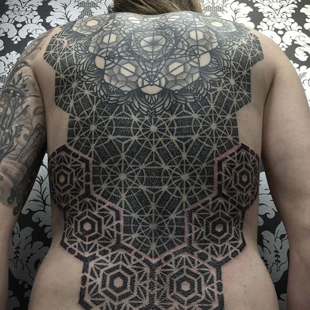 Una increíble pieza trasera de Nathan Mould, un maestro de los tatuajes decorativos.  #espalda #geometrico #NathanMould #decoraciones #punteado #gran escala