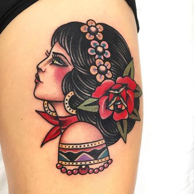 Lovely lady head by Dani Queipo #DaniQueipo #besttattoos #color #newtraditional #folktraditional #lady #ladyhead #flowers #daisies #rose #leaves #nature #jewelry #pattern #pearls #portrait #tattoooftheday