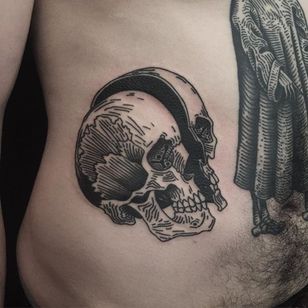Tatuaje de calavera #blackwork #blackink #linework #blacktattoos #AlexSnelgrove #skull