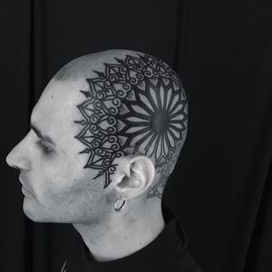 A badass mandala on a clients head by Gena Puhnarevich (IG—gena_tattooer). #blackwork #GenaPuhnarevich #mandala #mehndi #sacredgeometry