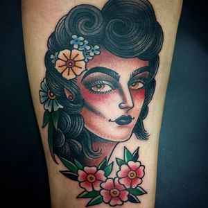 Pretty traditional girl by  Kate Collins (via IG- @katecollinsart) #katecollins #girlsgirlsgirls #traditionaltattoo #ladyhead