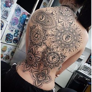 Beautiful back piece by Kaelin Chee #patternwork #patternworktattoo #backpiece #backpiecetattoos #backtattoo #blackwork #blackworktattoo #dotwork #KaelinChee