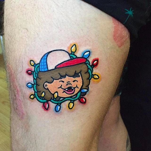 Tatuaje de Dustin de Stranger Things por Maria Truczinski #MariaTruczinski #Cartoon #Kawaii #Cartoontattoo #Kawaiitattoo #DustinHenderson #Strangerthingstattoo