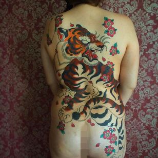 Enorme y poderoso tatuaje de tora / tigre con algunos sakura / flores de fondo.  Un hermoso tatuaje en la obra de Horisada.  #Horisada #Japanese tattoo #horimono #color tattoo #tiger #tora #flowers #sakura #japanese