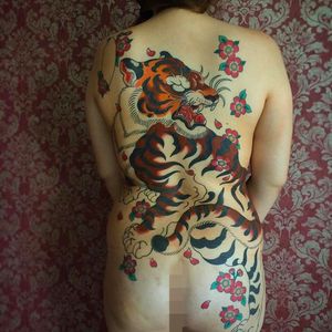 Huge and powerful tora/tiger tattoo with some sakura/blossoms in the background. A beautiful tattoo in the works by Horisada. #Horisada #japanesetattoo #horimono #coloredtattoo #tiger #tora #blossoms #sakura #japanese