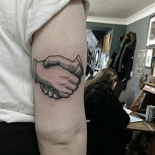 Tatuaje de apretón de manos por Nick Whybrow