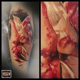 Tatuaje de mano ensangrentada y cara de mujer por Alexander Yanitskiy #alexanderyanitskiy #retrato #realismo #realista #sangre #israel #mano #mujer #cara